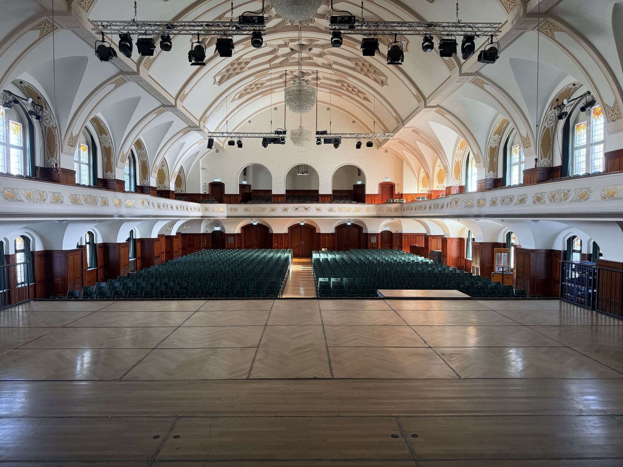 Der große Saal des Volkshauses mit Emporen, Blick zur Bühne (Volkshaus Jena)